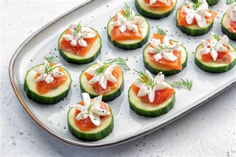 Rondelles de concombre garnies de fromage et de saumon