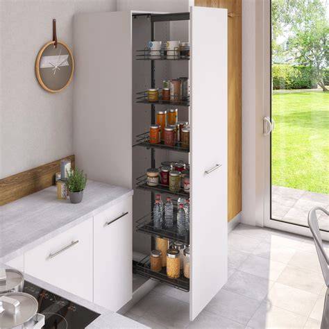 Illustration montrant une colonne de cuisine de 20 cm de largeur intégrée dans une cuisine compacte avec différents rangements
