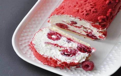 Bûche tiramisu framboise décorée