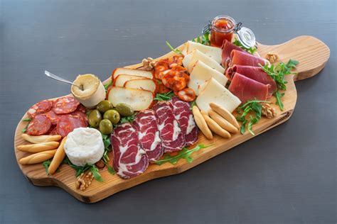 Planche de charcuterie avec jambon et fromages variés