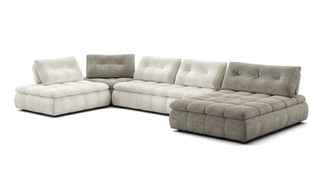 Canapé XXL encombrant un salon