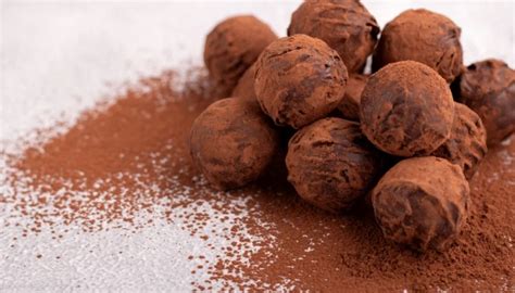 Famille préparant des truffes au chocolat