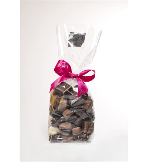 Une personne ouvrant un sachet de chocolats variés