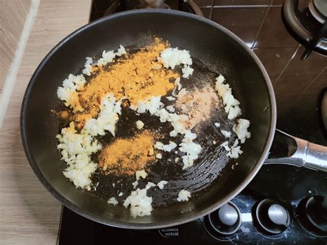 Mélange d'épices et d'oignon dans une sauteuse