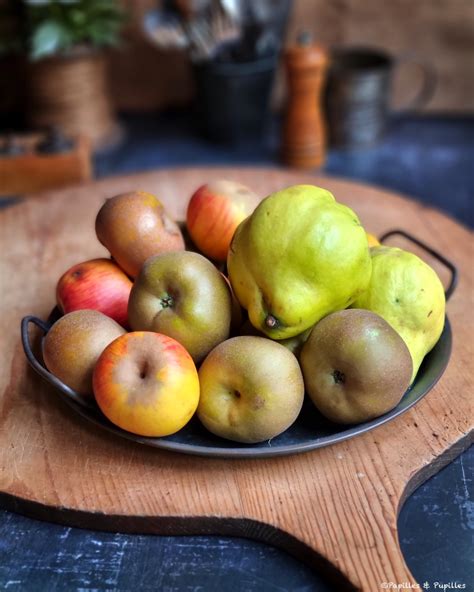 pommes et coings sur un plateau