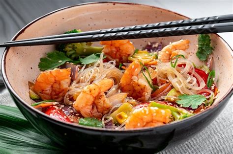 Bol de nouilles de riz aux crevettes et légumes colorés