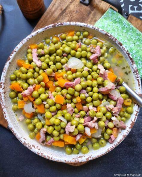 Image d’ensemble des ingrédients frais: petits pois, radis, féta, herbes et pistaches