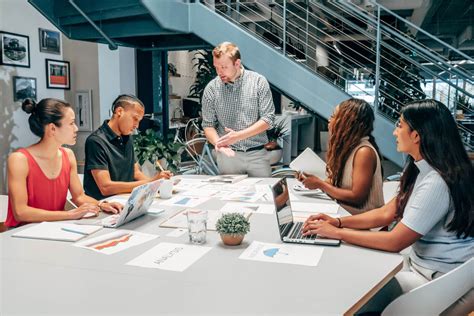 Équipe marketing travaillant sur des idées de produits