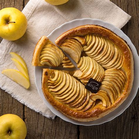 Tarte aux pommes dorée et brillante