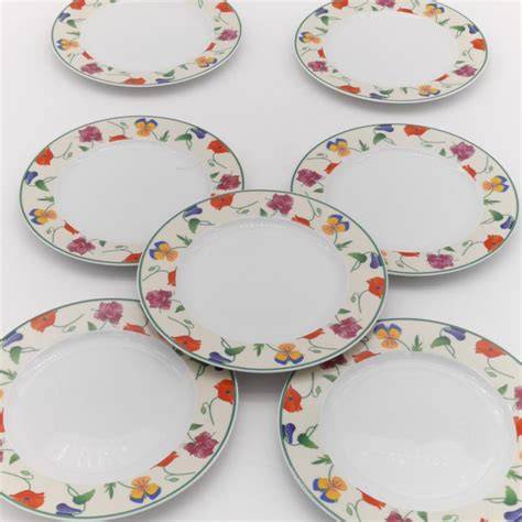 Image d’un assortiment d’assiettes à dessert Degrenne, coloris crème et motifs délicats