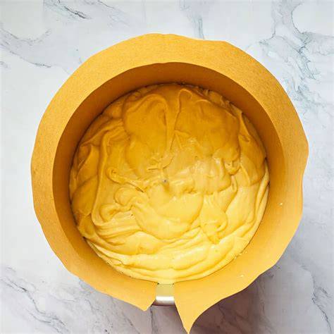 Schéma de montage: pâte dans moule, crème versée, four et refroidissement