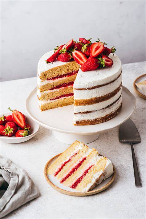 Illustration: Diagramme des couches d'un layer cake fraise vanille avec compotée et glaçage