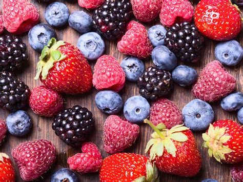 Assortiment de fruits rouges frais : framboises, mûres, fraises, groseilles