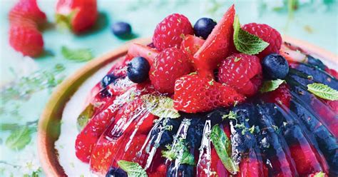 Casserole remplie de fruits rouges en cours de cuisson pour la gelée