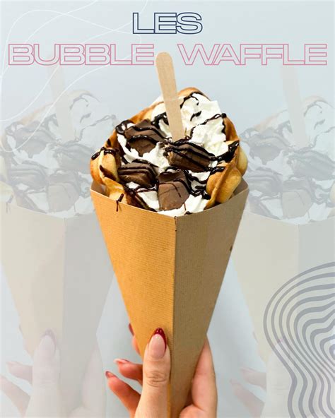 Enfant dégustant une Bubble Waffle