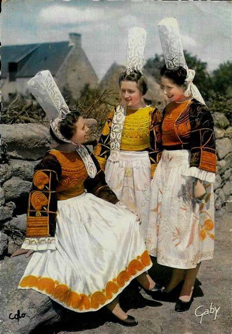 Paysages bigoudens et femmes en costumes traditionnels