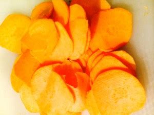 Patates douces oranges et violettes coupées en lamelles