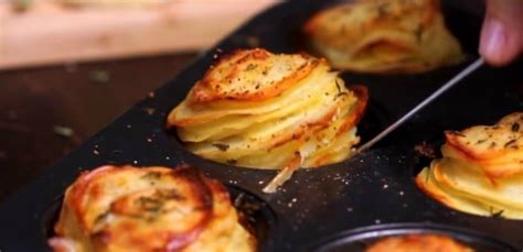 Lamelles de patate douce disposées dans un moule à muffins