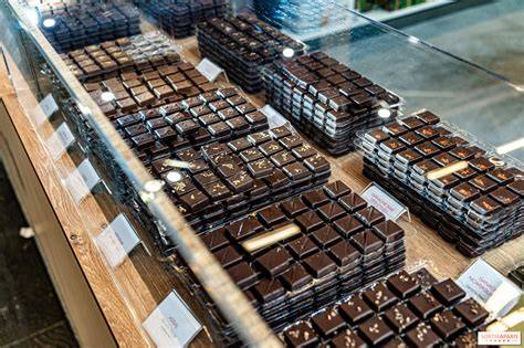 Vitrine et assortiment des chocolats de MAISON DUCROUX à Antibes