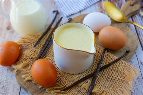 Préparation d'une crème anglaise avec du lait, des œufs et du sucre