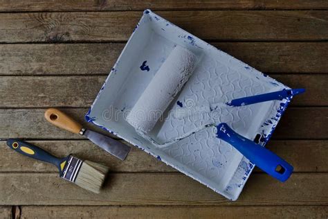 Rouleau de peinture et brosse sur un pot de peinture