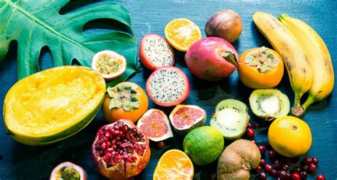 Fruits exotiques et agrumes variés disposés artistiquement