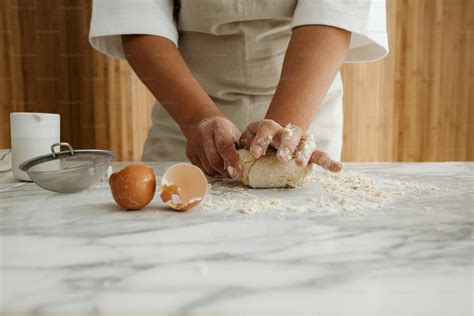 Personne préparant des pancakes dans un saladier