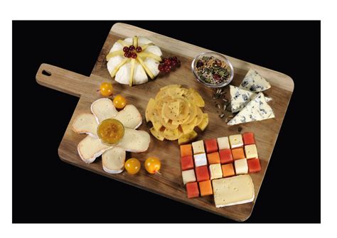 plateau de fromages avec bouchées au chocolat et épices