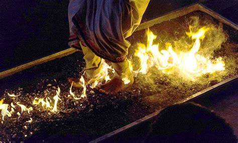 Personnes marchant sur des braises ardentes