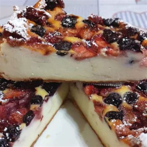 Gâteau au fromage avec des fruits rouges