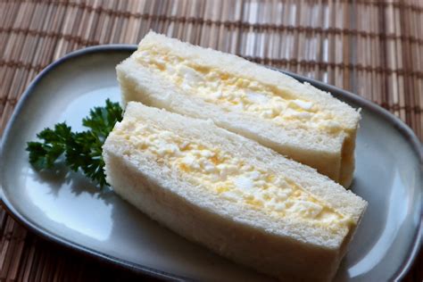 Tamago sando dans un emballage de conbini