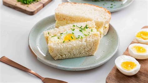 Assemblage d'un Tamago Sando, montrant les ingrédients