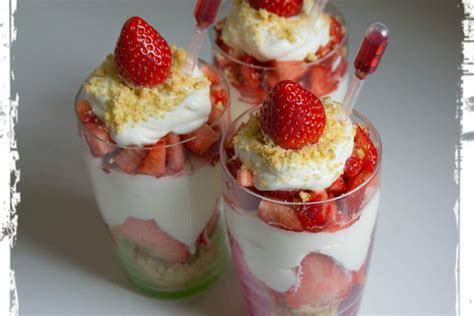 Verrines fraises, chantilly mascarpone et sablés bretons émiettés
