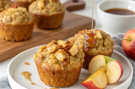Vue rapprochée de muffins à l'érable dorés et appétissants, certains avec un léger glaçage au sirop d'érable.