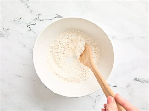 Poudre à crème dans un bol avec des ingrédients de pâtisserie