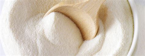 Bol avec poudre à crème et lait, prêt à être mélangé