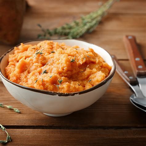 Image d'un plat de purée de légumes colorée et appétissante