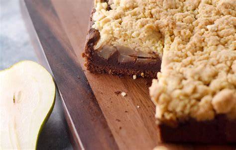 Illustration d'un crumble cake poires chocolat avec poires en dés et crumble doré