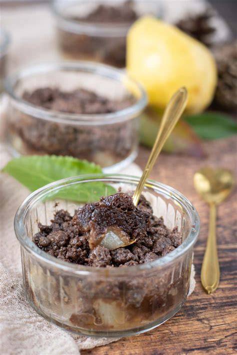 Schéma montrant les couches: poires, pâte à crumble, gâteau au chocolat