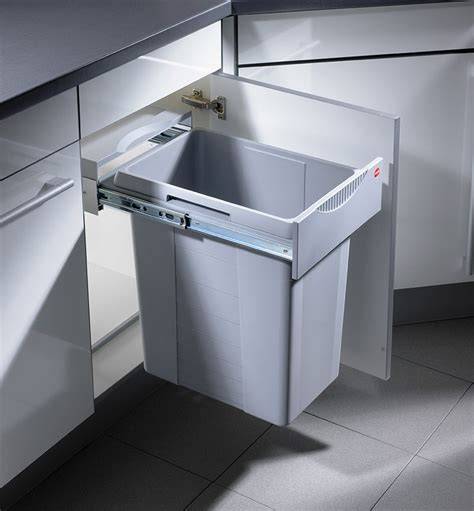 Idée design: poubelle porte cuisine intégrée au meuble