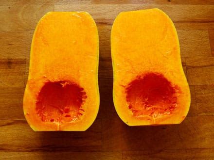 Courge butternut coupée en deux avec des graines retirées