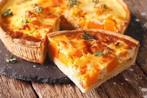 Quiche au butternut, épinards et Comté dans un moule à tarte