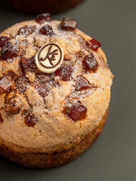 Tranche de Panettone moelleux avec des fruits confits