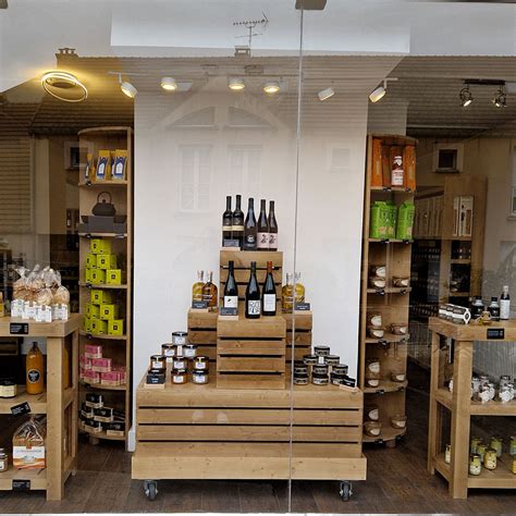 Vitrine d'une épicerie de dépannage avec des souvenirs locaux