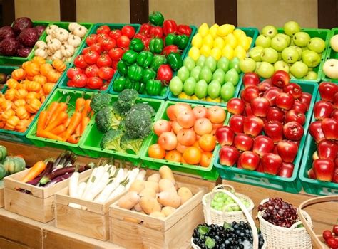 Étal de fruits et légumes colorés sur un marché provençal