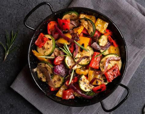 Plat de ratatouille colorée et appétissante