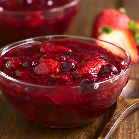 Bol de compote de fruits rouges maison sans sucre ajouté