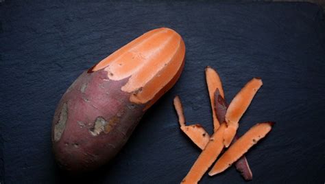 Épluchures de patate douce sur une plaque de cuisson