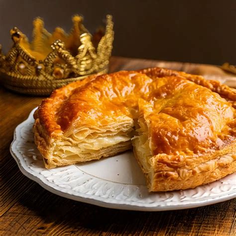 Une galette des rois dorée et feuilletée