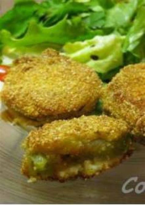 Tranches de tomates vertes panées prêtes à être frites